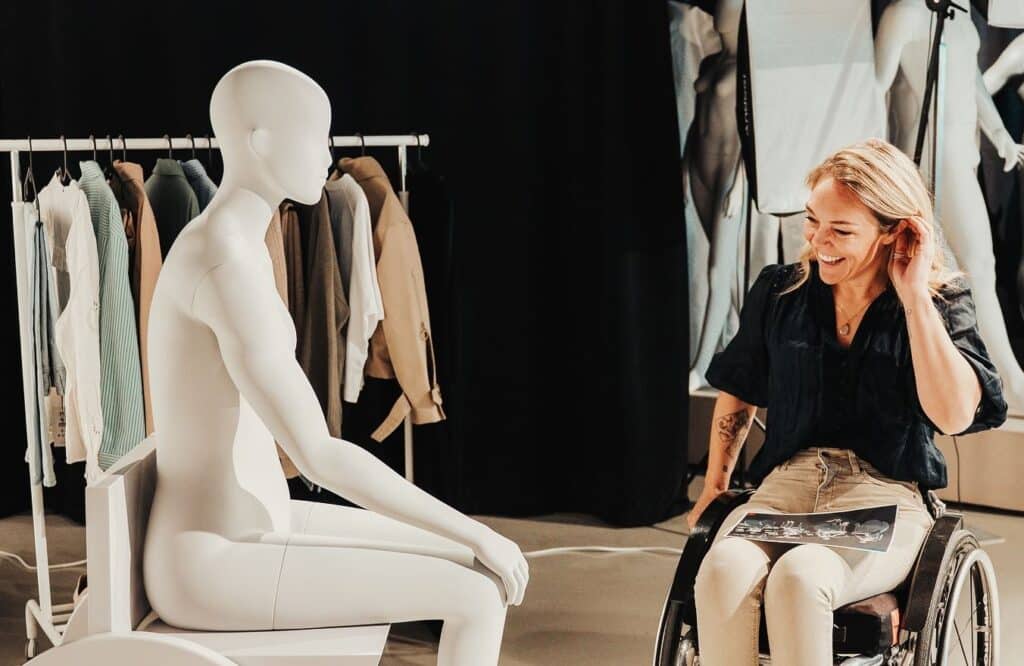 Primark presenta Sophie il primo manichino in sedia a rotelle - manichino inclusivo di Primark